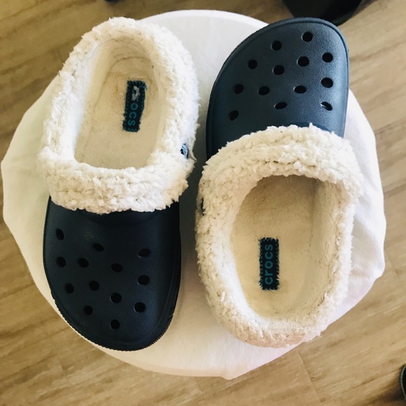 Junior Size 1 (size 3) Croc’s Navy Blue with fur. - Picture 2 of 5